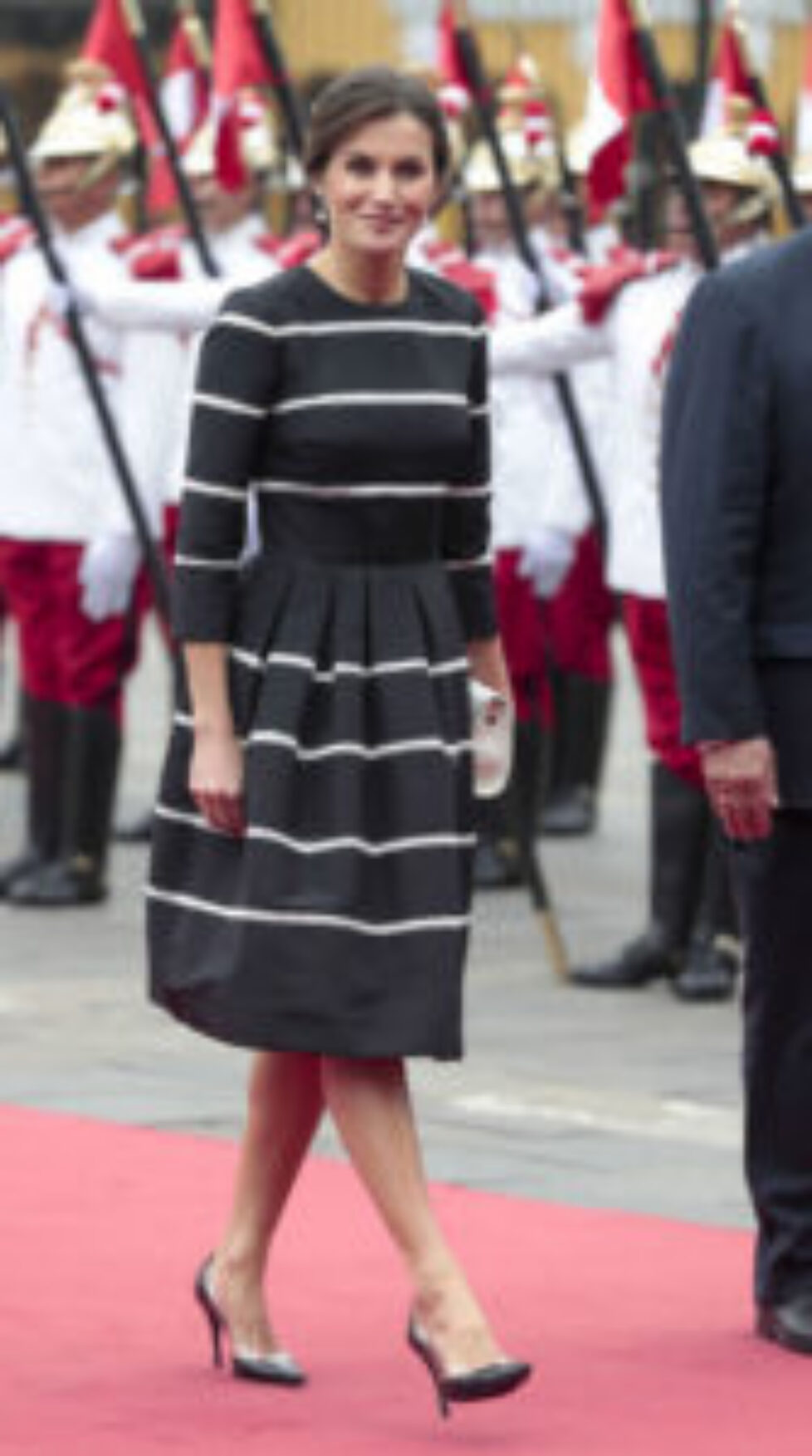 Dona-Letizia-vestido-Carolina-Herrera_1457264935_120191355_667x1197