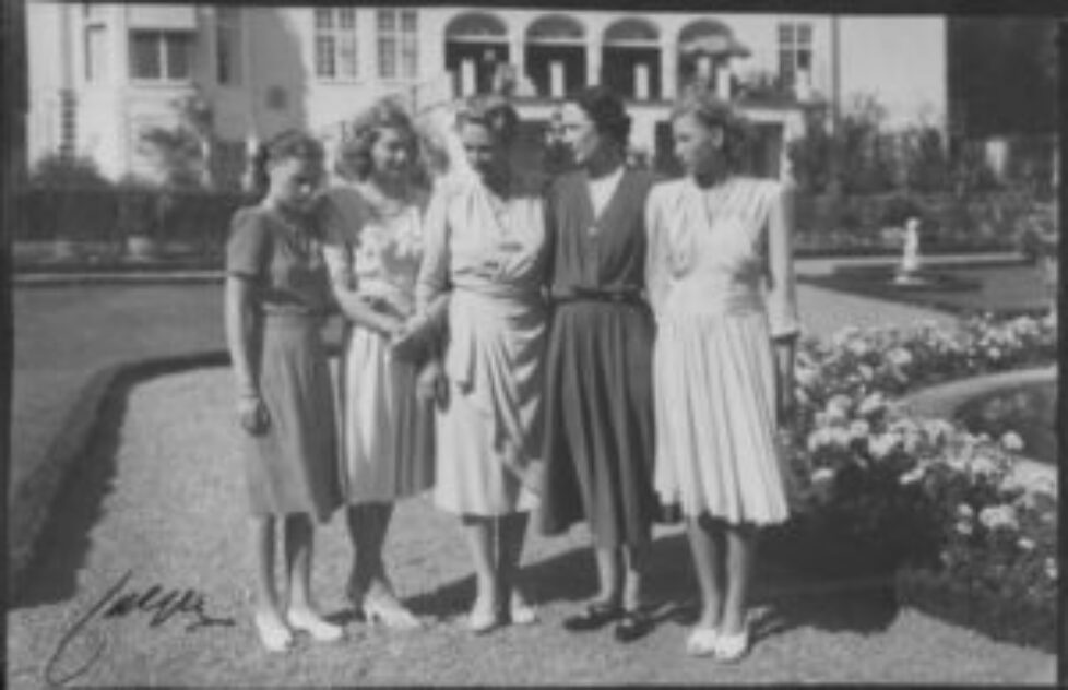 Princesse-Ragnhild-Et-Josephine-Charlotte-Couronne-Princes-8x10