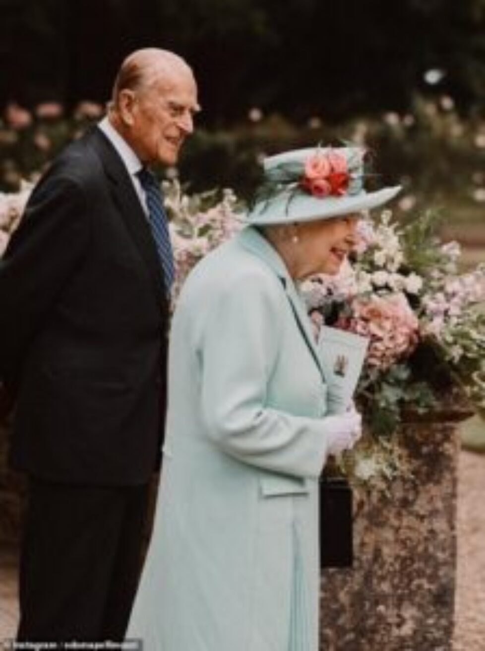 62240995-11196929-Princess_Beatrice_s_husband_Edo_Mapelli_Mozzi_has_shared_a_never-a-20_1662722649327