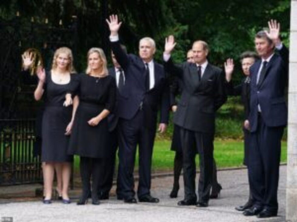 62276303-11199839-Waving_the_family_acknowledged_the_public_as_they_attended_a_mem-a-19_1662822599170