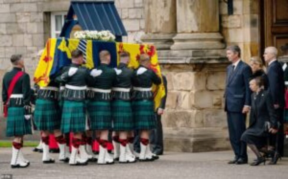 62301239-11201939-Sophie_57_the_wife_of_the_Queen_s_youngest_son_Prince_Edward_58_-a-6_1662922023877