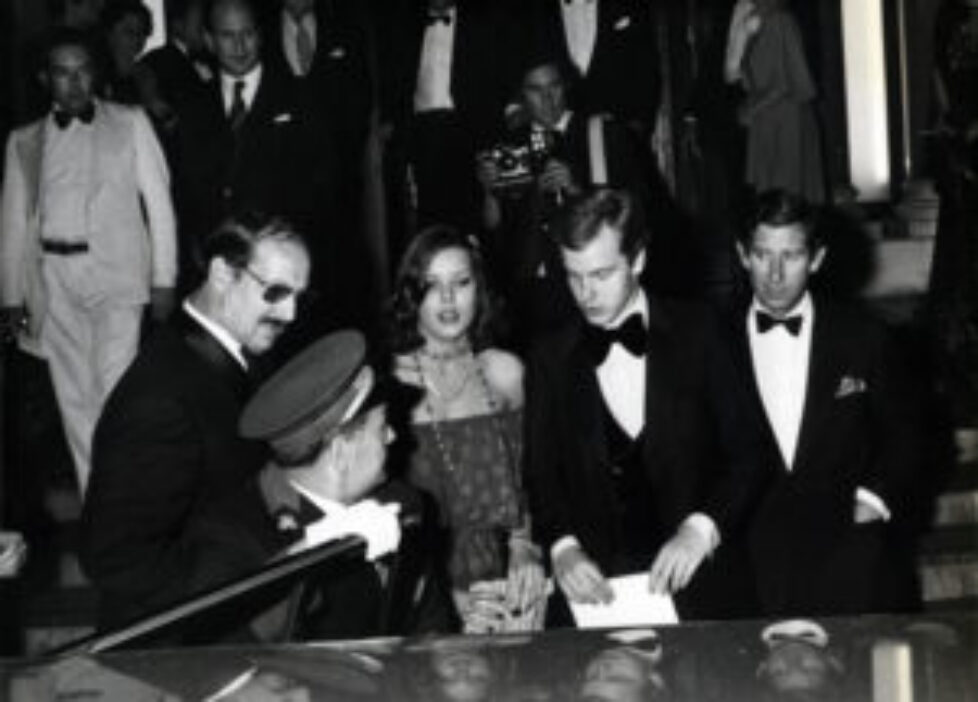 Prince Charles sortant de l'Hôtel de Paris avec le Prince Albert et la Princesse Caroline 29 avril 1977 - DR Archives du Palais princier