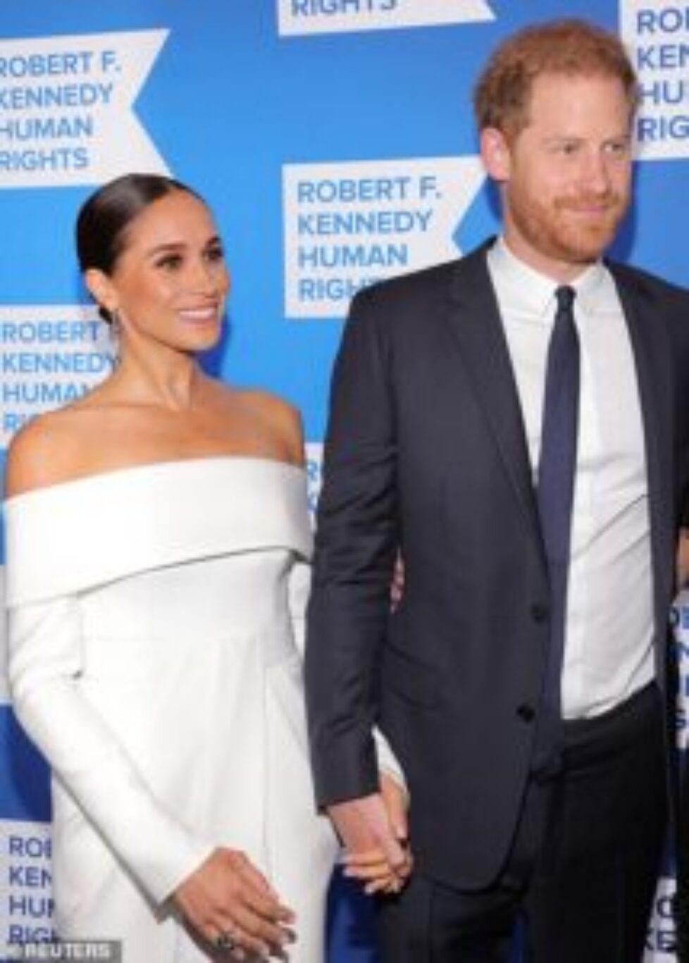 65317187-11509663-Meghan_flashed_an_enormous_blue_ring_as_she_clasped_Harry_s_hand-a-20_1670381284991