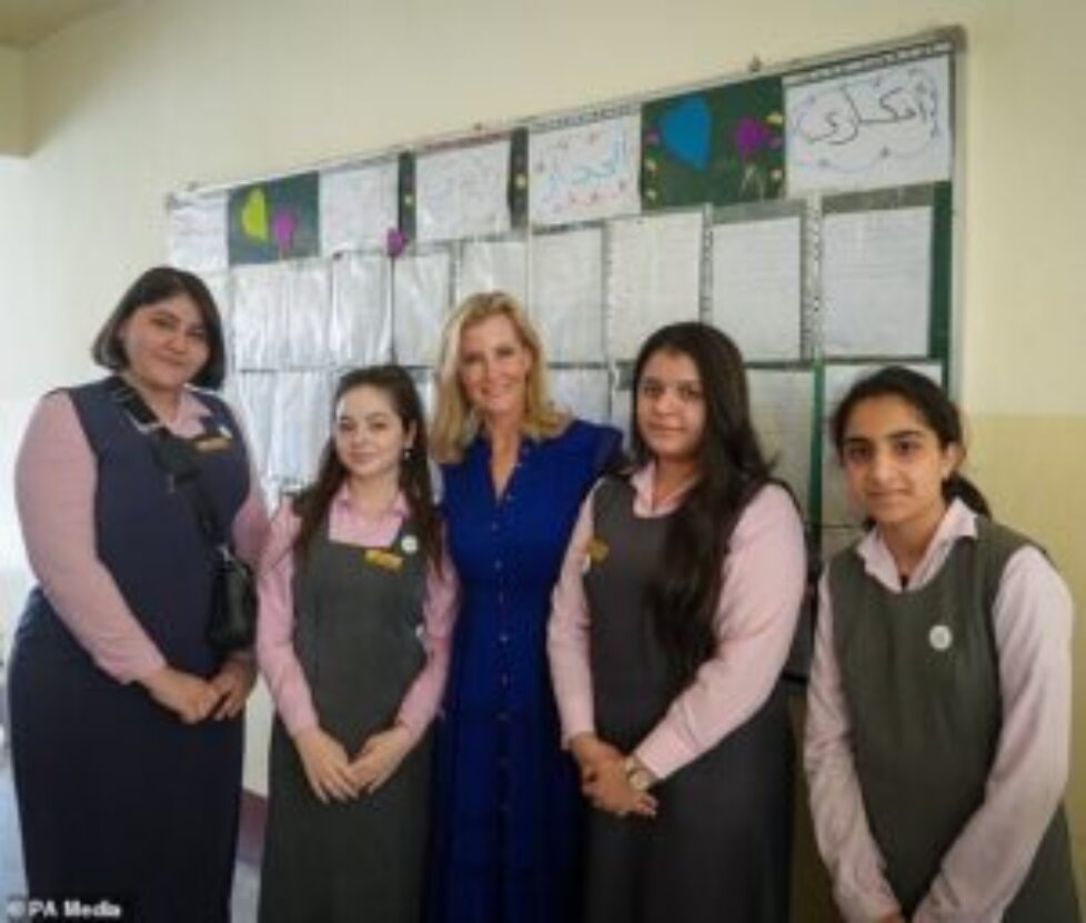 71309825-12115117-The_Duchess_of_Edinburgh_58_made_a_surprise_two_day_visit_to_Ira-a-20_1684854984095