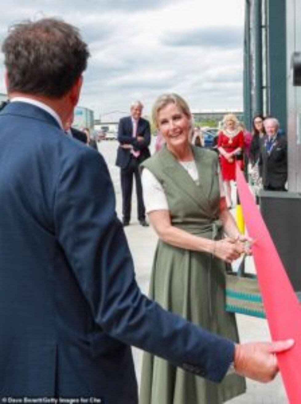 72587705-12239183-The_royal_beamed_as_she_cut_the_red_ribbon_and_got_a_tour_of_the-m-10_1687880578695