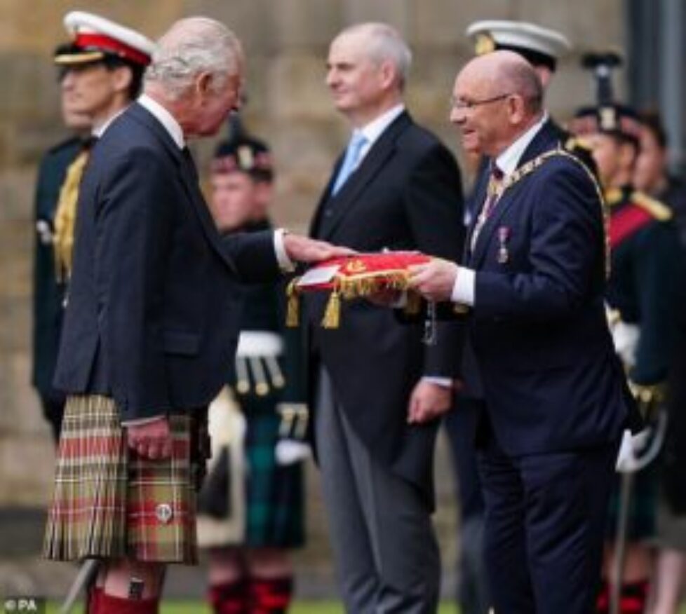 72800451-12258967-The_King_today_took_part_in_the_historic_Ceremony_of_the_Keys_th-m-74_1688400947718