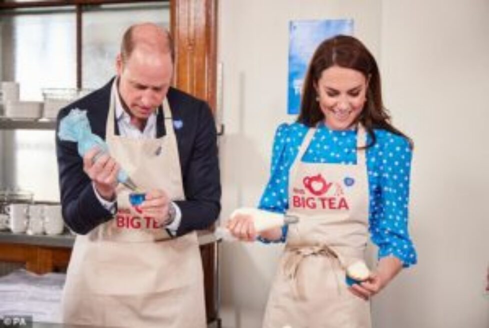 72849543-12263363-Kate_looked_stunning_as_she_opted_for_a_1_515_blue_Alessandra_Ri-a-11_1688508585607