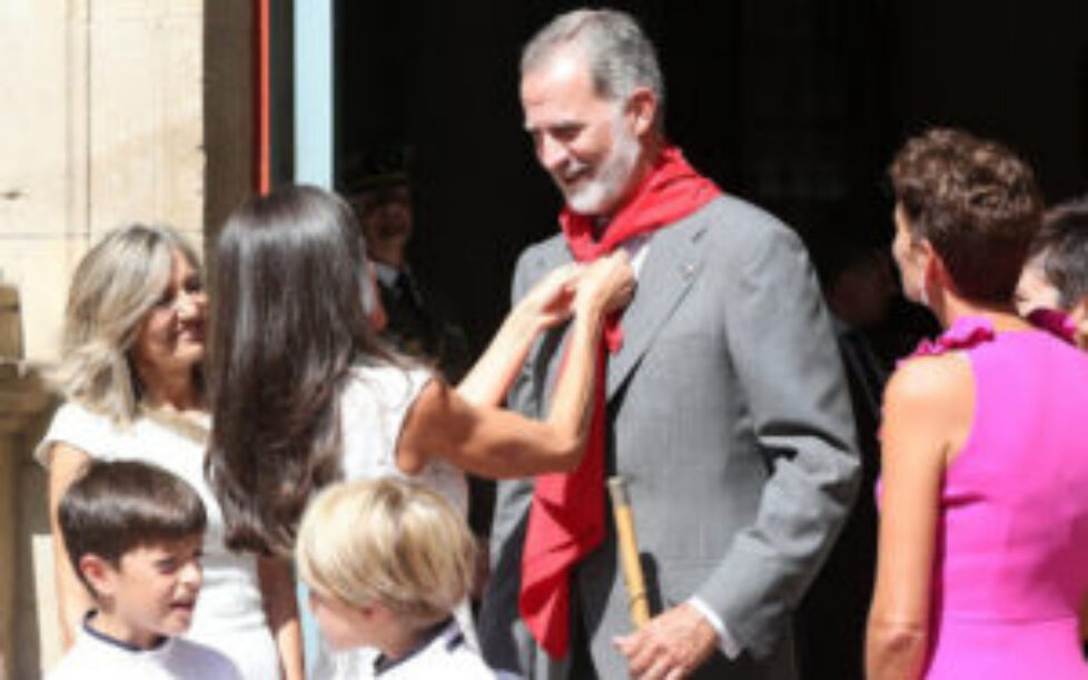 queen-letizia-in-Sfera-lace-dress-11