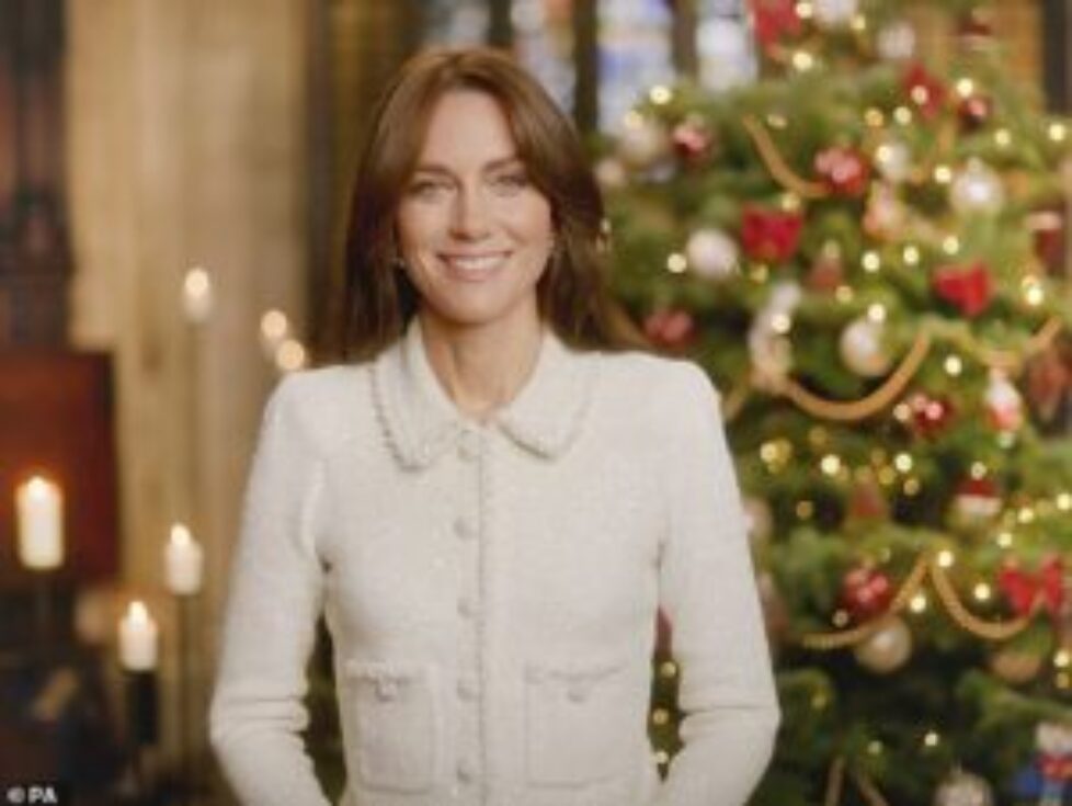 78705825-12838851-A_beaming_Princess_of_Wales_poses_in_front_of_a_Christmas_tree_i-a-1_1701978399506