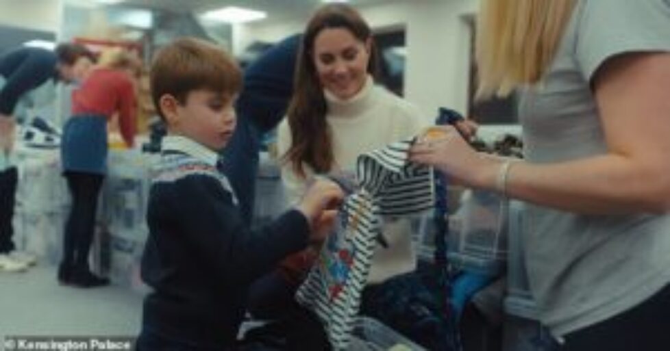 78825105-12850401-An_adorable_video_shared_by_Kensington_Palace_shows_Prince_Georg-a-11_1702307090889
