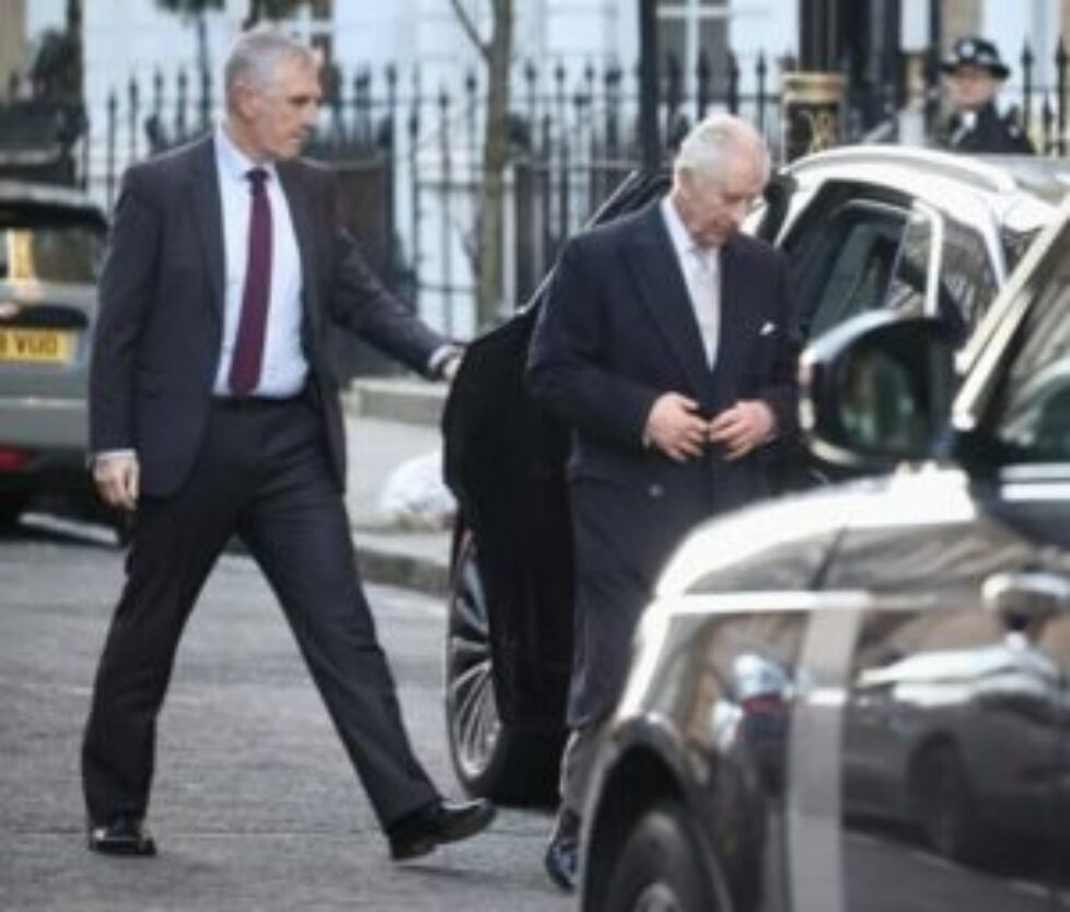 80496423-12995715-TODAY_King_Charles_arrives_at_the_London_Clinic_in_Marylebone_th-m-149_1706262872088