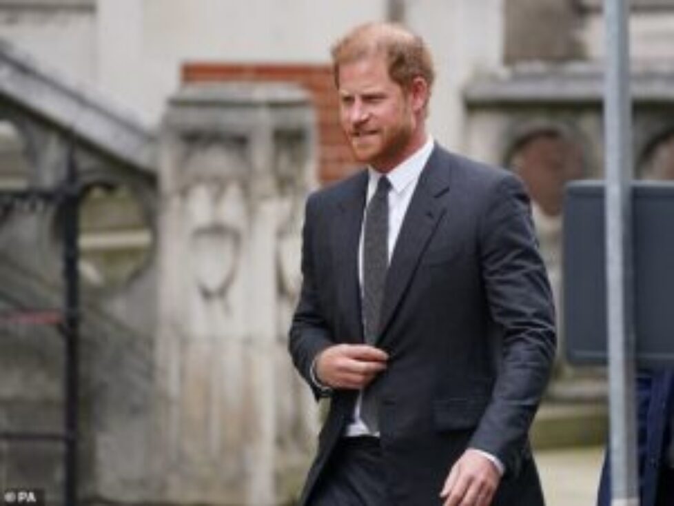 81814299-13137985-The_Duke_of_Sussex_pictured_leaving_the_Royal_Courts_of_Justice_-a-36_1709157427485