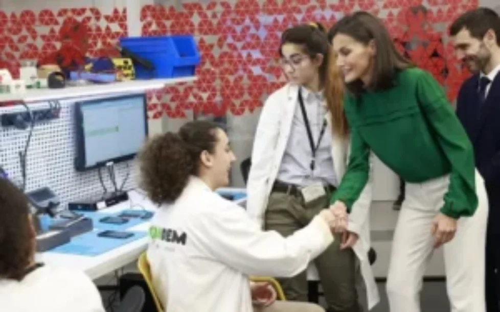 queen-letizia-green-silk-blouse-6
