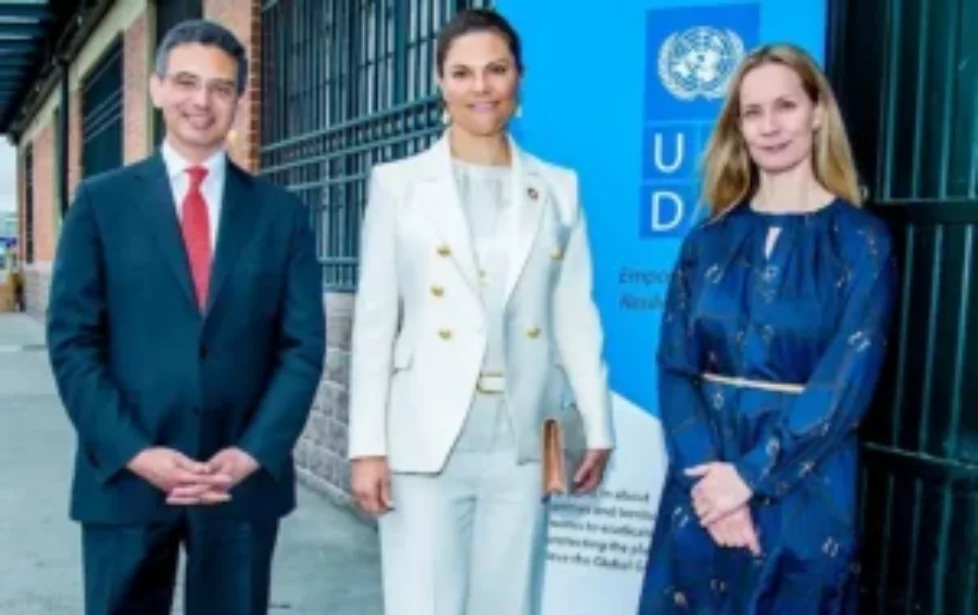 crown-princess-victoria-the-extreme-collection-london-blazer-3