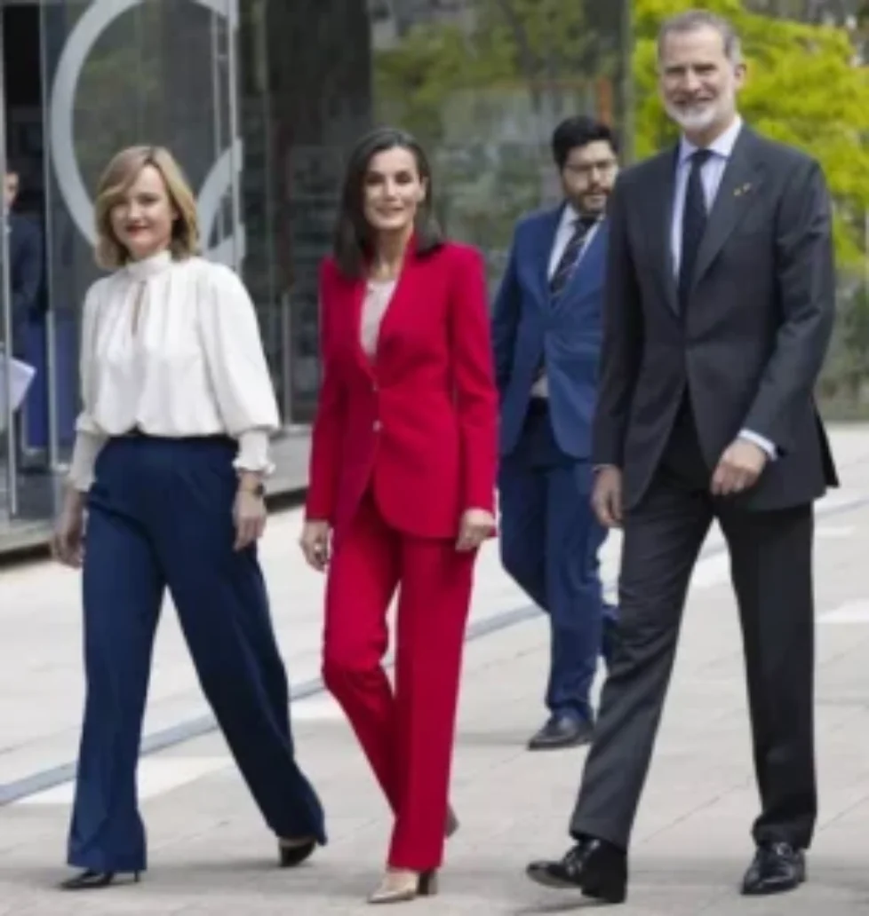 queen-letizia-carolina-herrera-red-suit-4