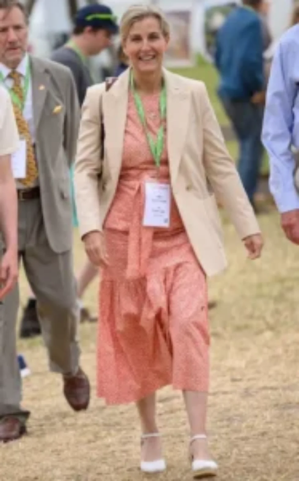 duchess-of-edinburgh-soler-pia-top-and-skirt-4