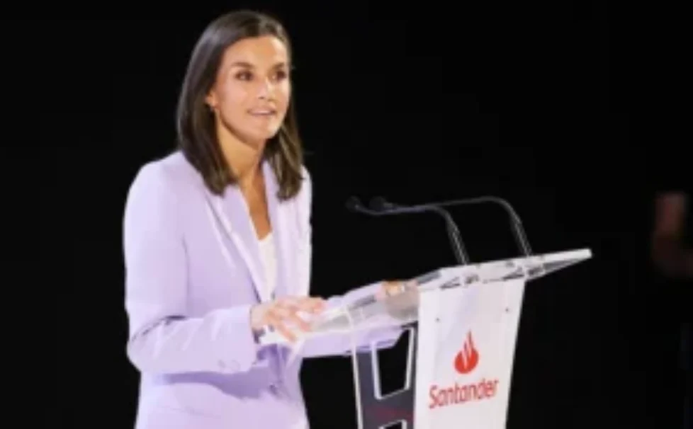 queen-letizia-bleis-madrid-lavender-blazer-suit-4