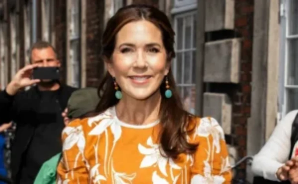 queen-mary-zimmermann-dress-2