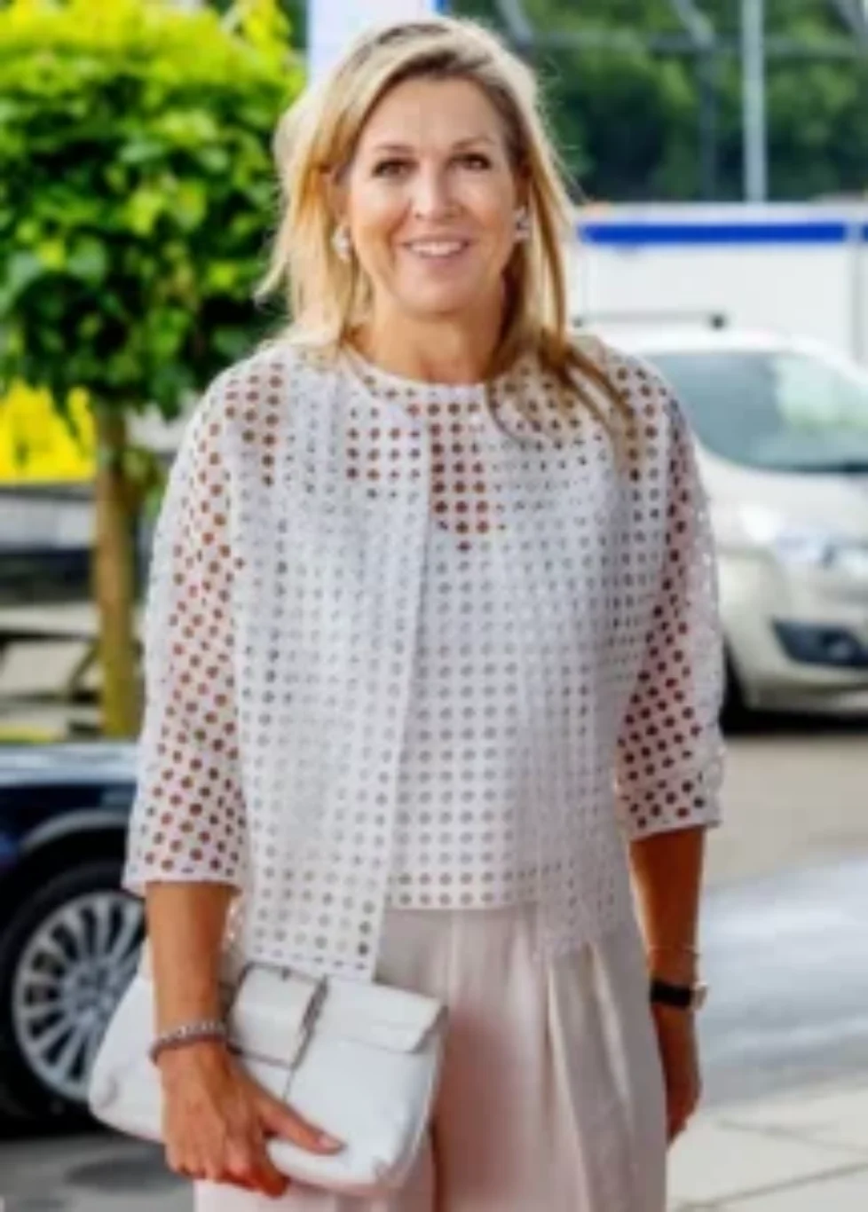 queen-maxima-abelio-english-embroidery-top-jacket-3