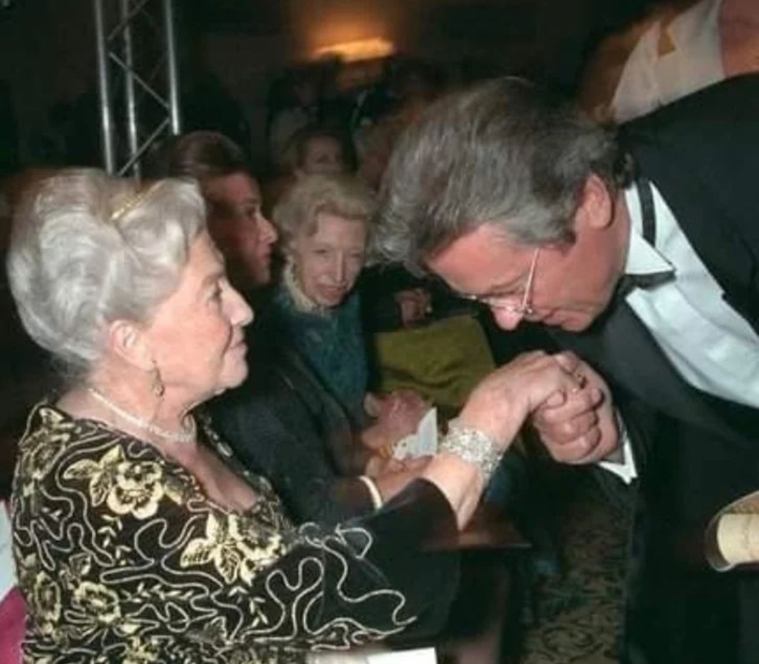 Archives : la comtesse de Paris et Alain Delon – Noblesse & Royautés
