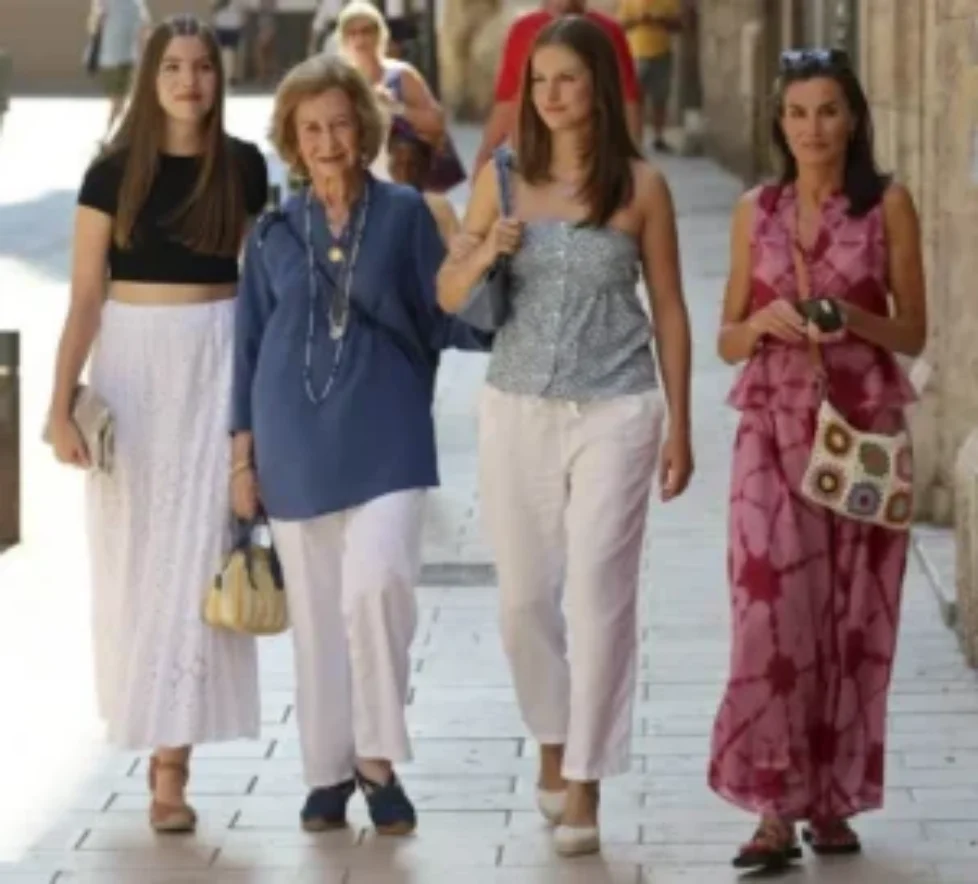 the-spanish-royal-family-holiday-8