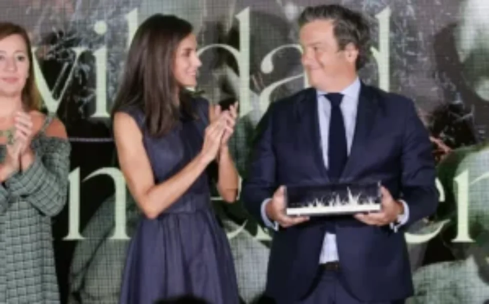 queen-letizia-carolina-herrera-denim-dress-5