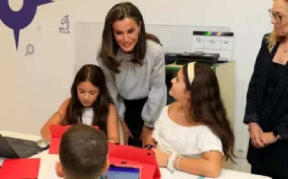 queen-letizia-roberto-verino-striped-blouse-6