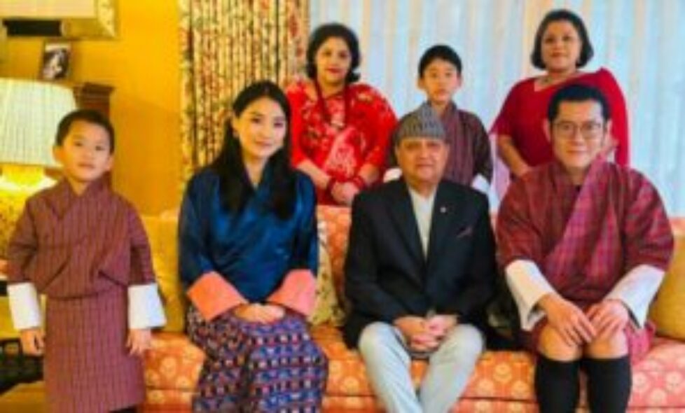 1-photo-famille-royale-bhoutan-famille-royale-nepal-retrouvailles-768x464