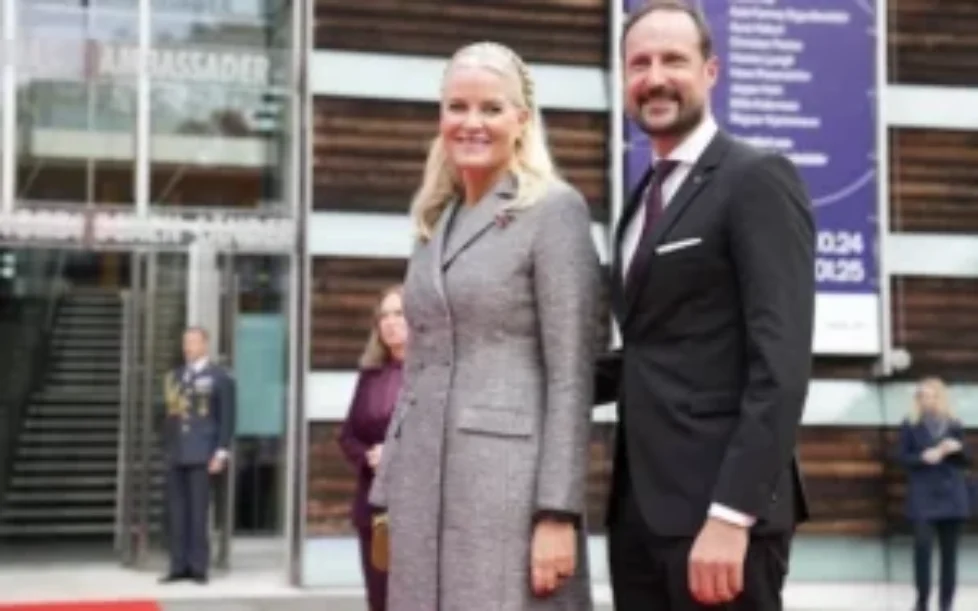 crown-princess-mette-marit-crown-princess-victoria-queen-mary-3