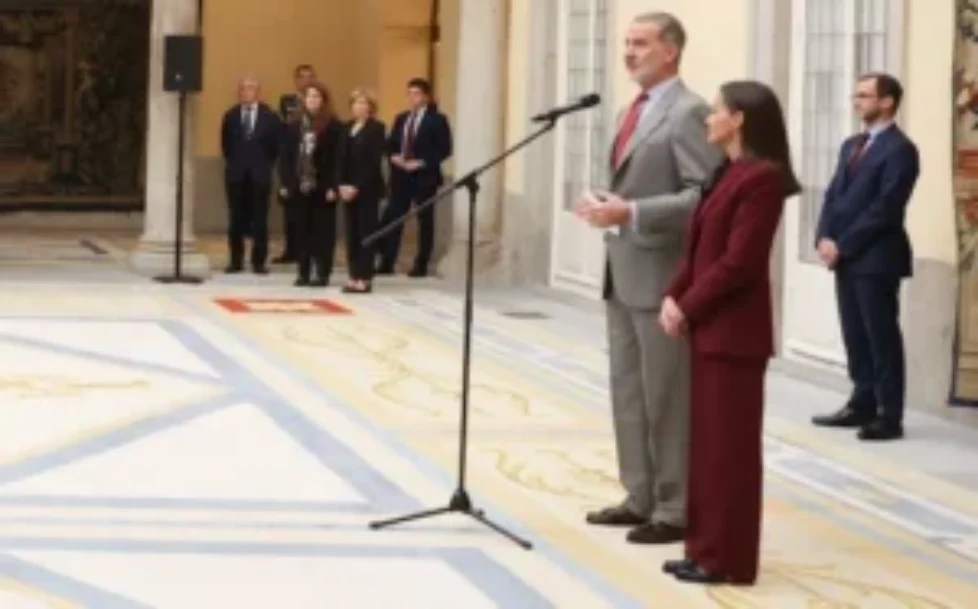 queen-letizia-red-suit-4