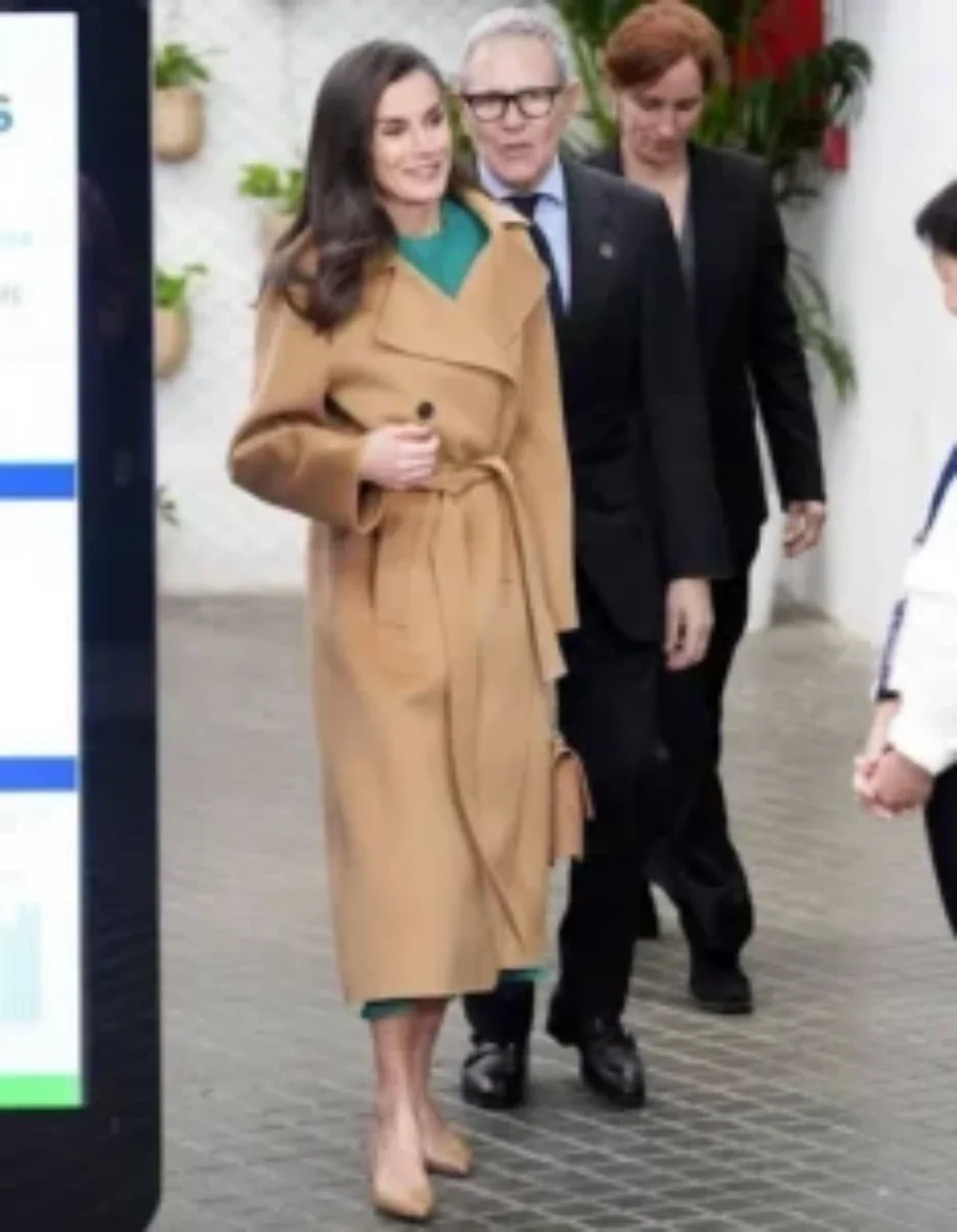 queen-letizia-dandara-ranglan-dress-carolina-herrera-coat-4