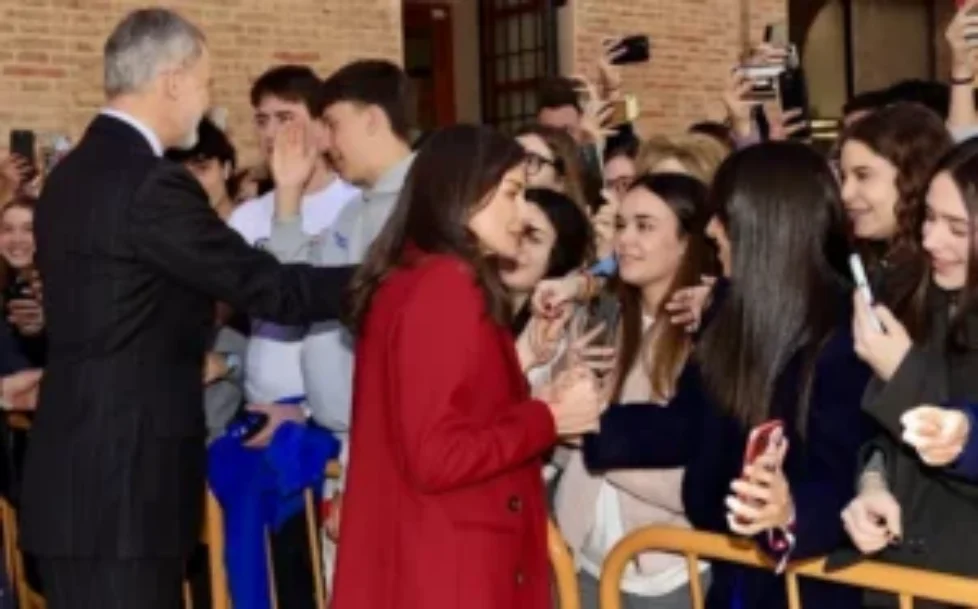 Queen-Letizia-Sezane-Chelsea-red-suit-2