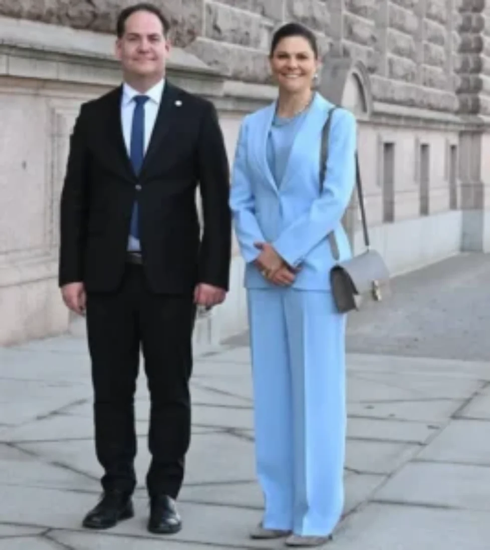 crown-princess-victoria-blue-zara-blazer-suit-2