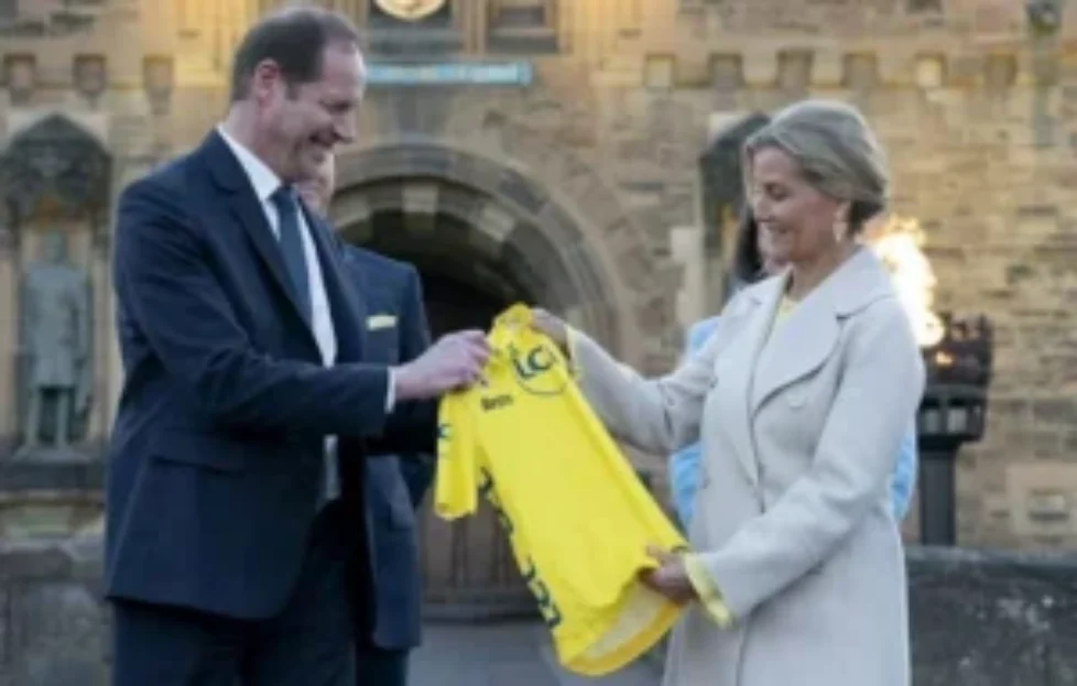 duchess-of-edinburgh-beulah-yahvi-yellow-dress-5