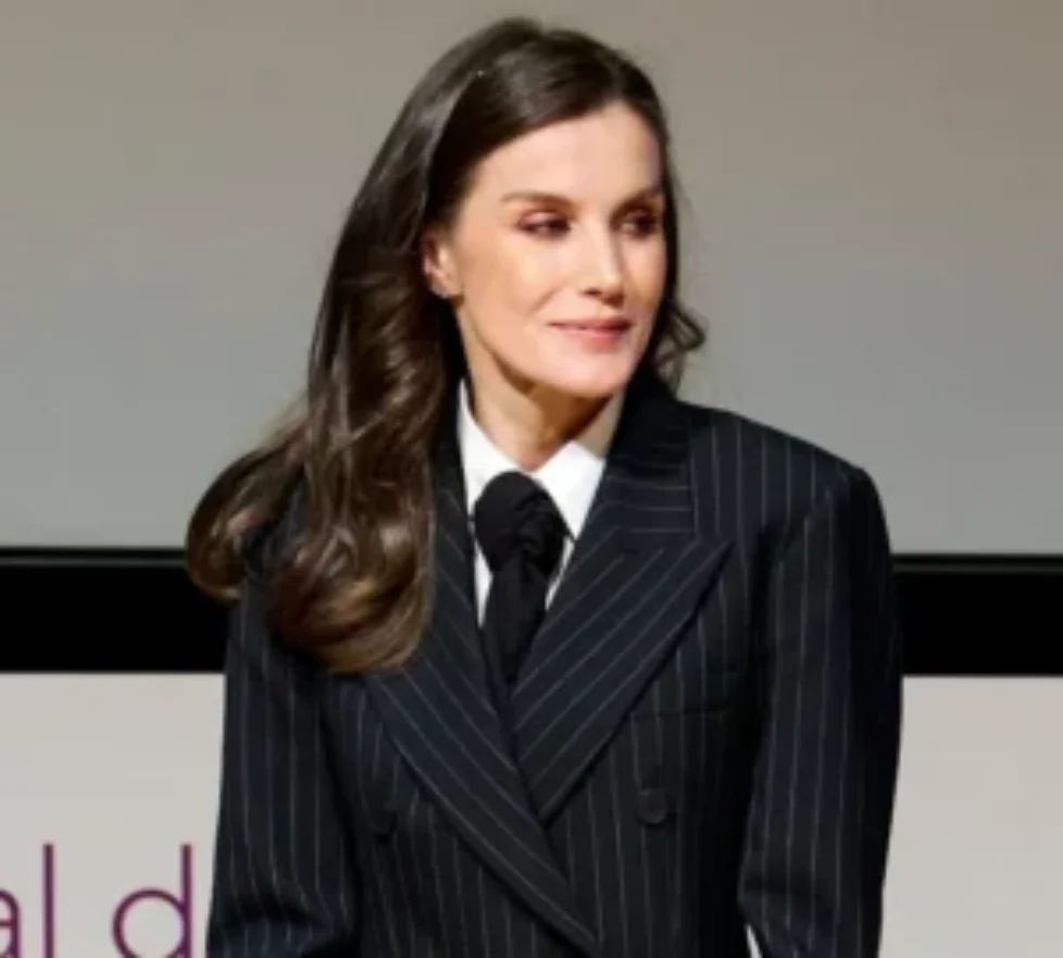 queen-letizia-sandro-paris-striped-suit-6