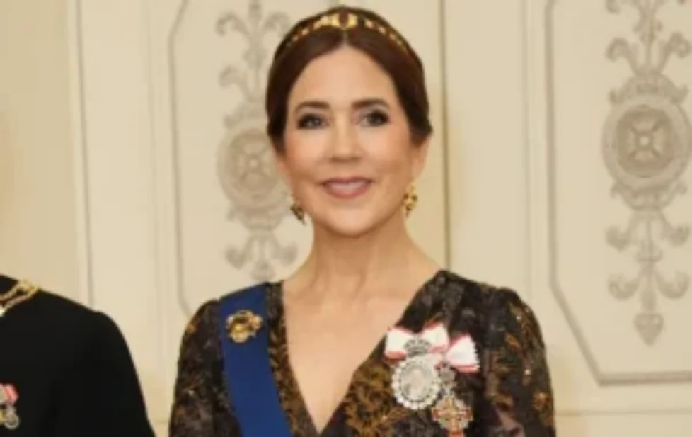 queen-mary-jesper-howring-gown-2