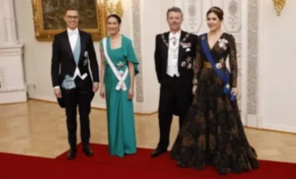 queen-mary-jesper-howring-gown-3