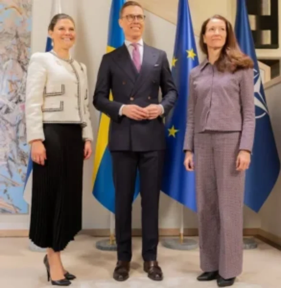 Crown-Princess-Victoria-Andiata-Lesley-Boucle-blazer-3