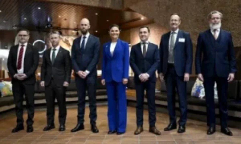 crown-princess-victoria-a-zara-royal-blue-blazer-suit-5