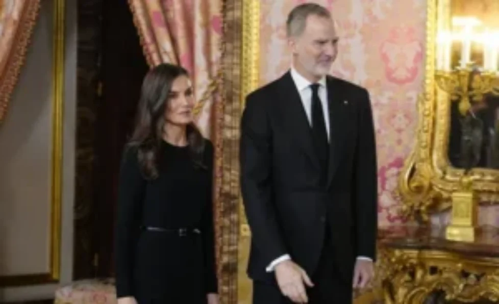 queen-letizia-carolina-herrera-black-dress-3