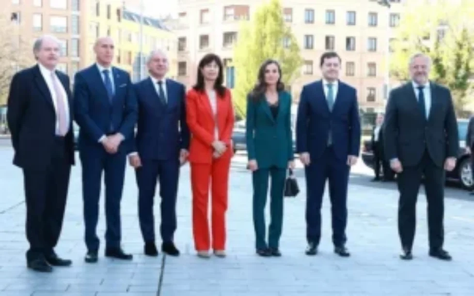 queen-letizia-carolina-herrera-green-suit-2