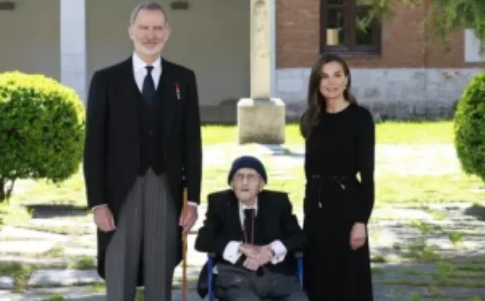 queen-letizia-hugo-boss-black-midi-dress-7