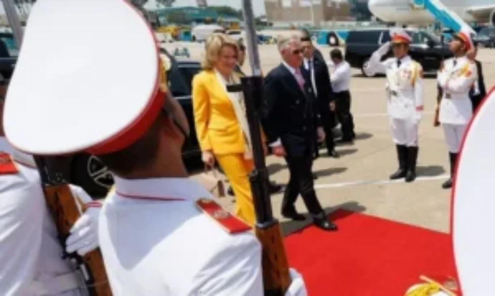 queen-mathilde-yellow-blazer-suit-2