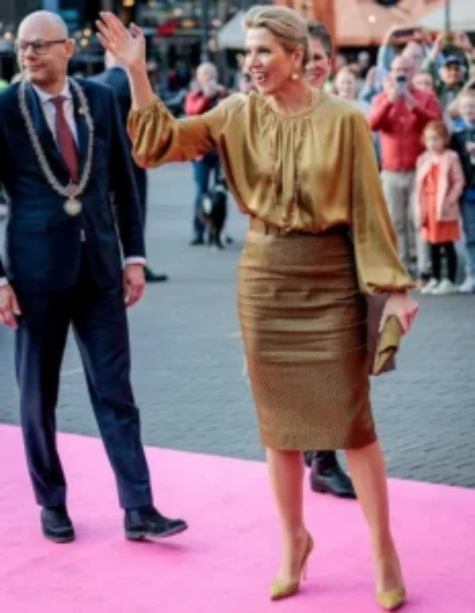 queen-maxima-natan-gold-blouse-skirt-3