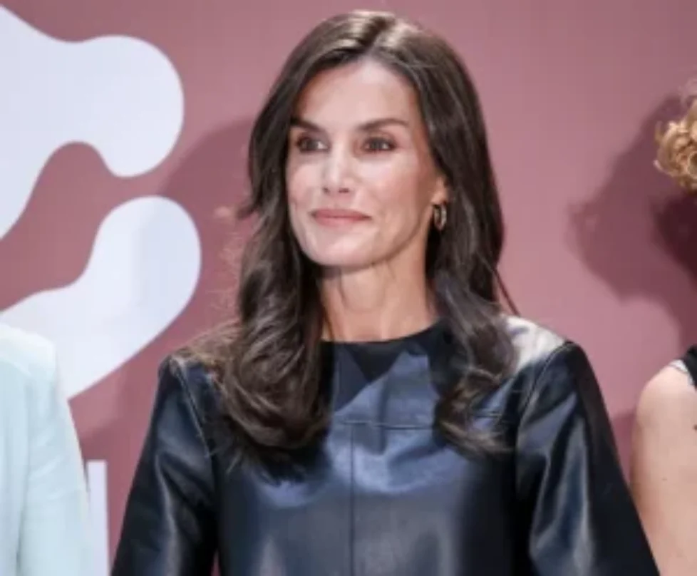 queen-letizia-armani-bag-sybilla-trousers-other-stories-leather-top-5
