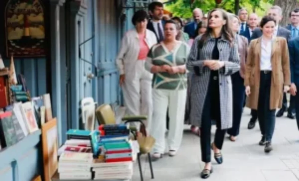 queen-letizia-mirto-waterproof-checked-trench-coat-5