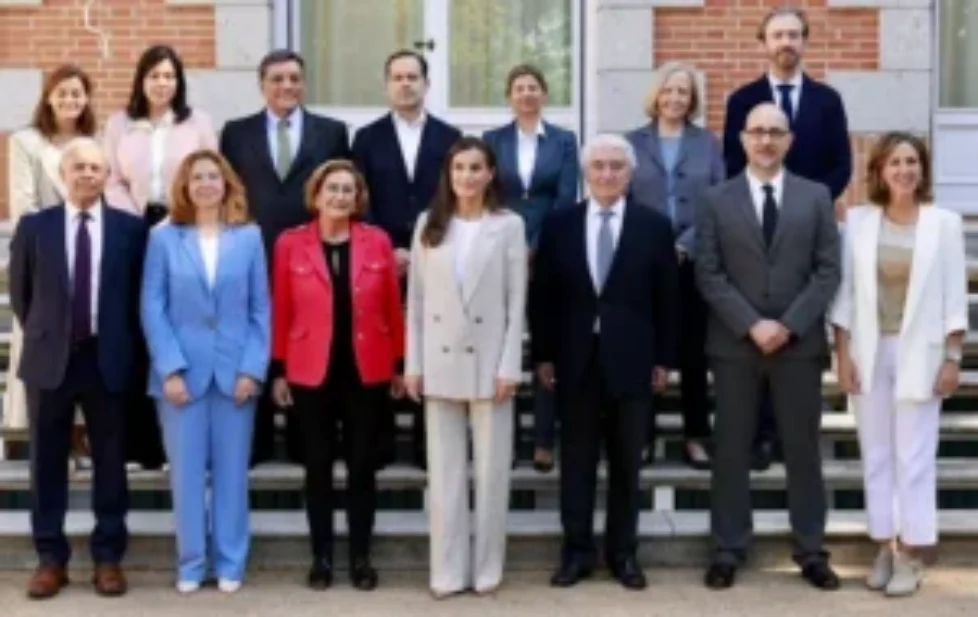 queen-letizia-sezane-chelsa-beige-linen-jacket-suit-3
