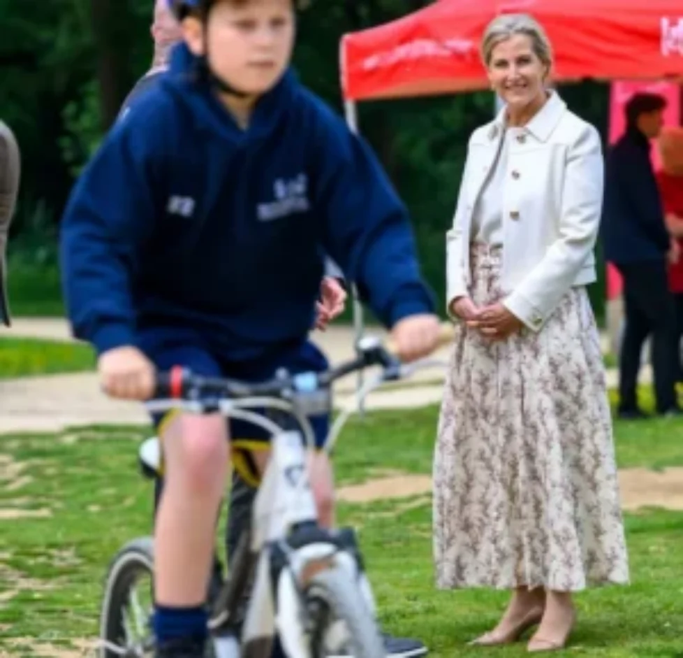 duchess-of-edinburgh-prada-gabardine-wool-jacket-gabriela-hearst-skirt-6
