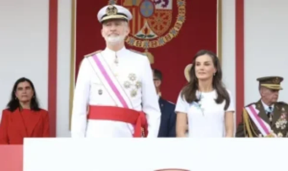 queen-letizia-carolina-herrera-aline-dress-5