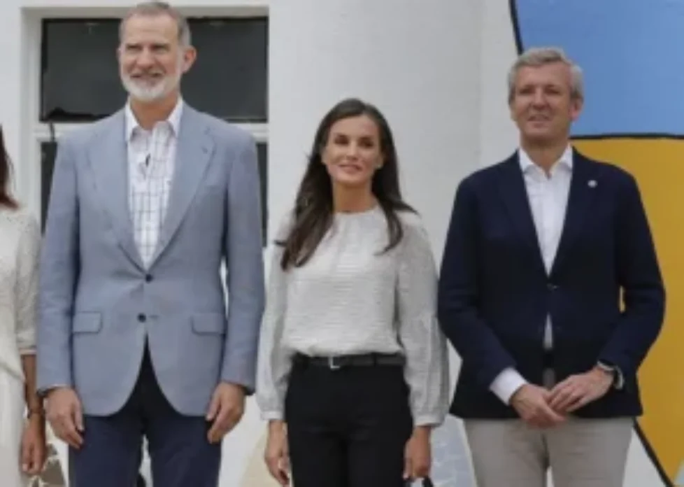 queen-letizia-roberto-verino-blouse-sezane-heels-4